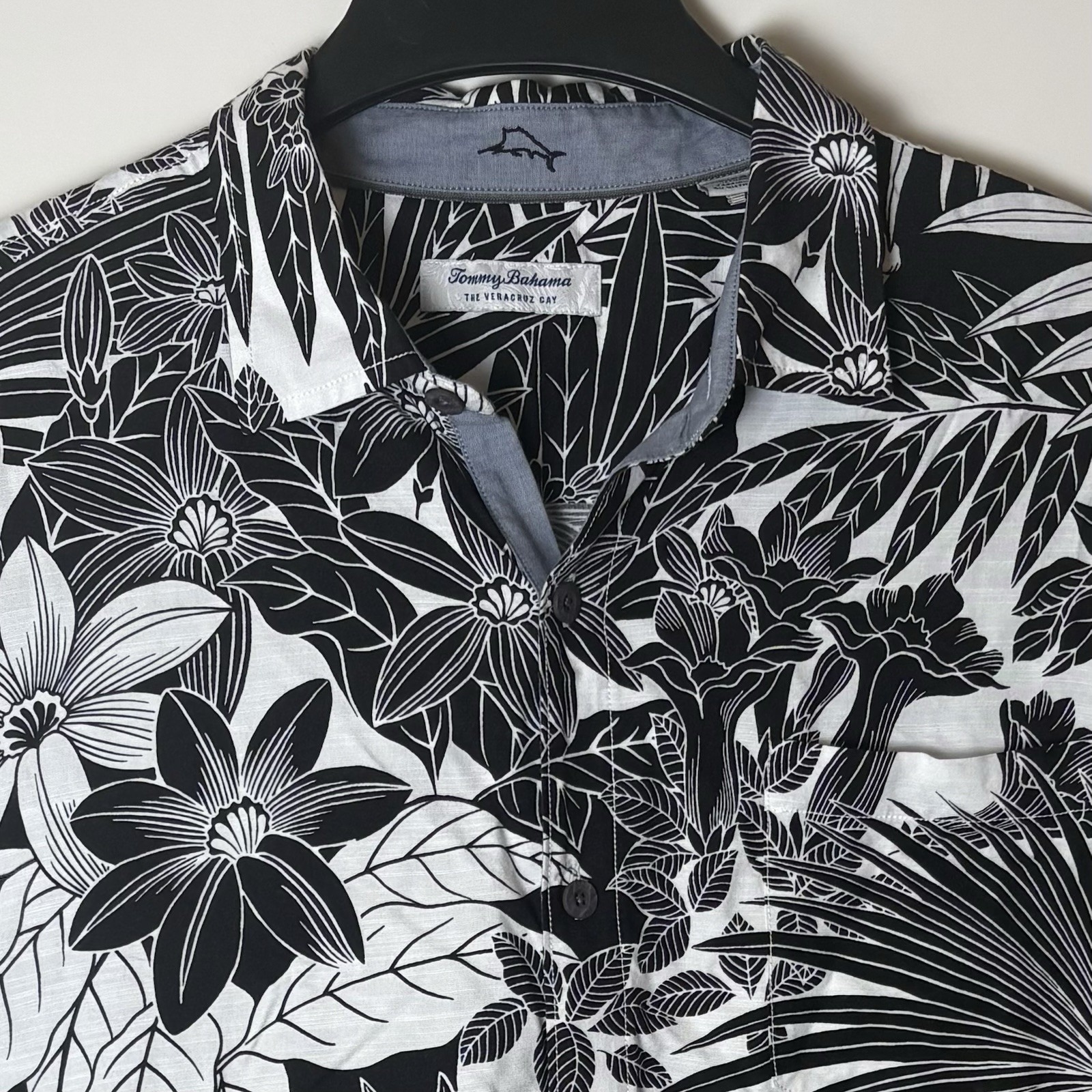 Tommy Bahama Mens Veracruz Cay Short Sleeve Button Up Xlt Black Palm Hawaiian
